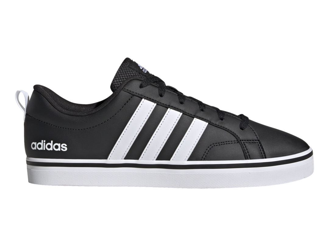 Tenis Adidas VS Pace 2.0 en color negro con tres franjas laterales blancas y suela blanca.