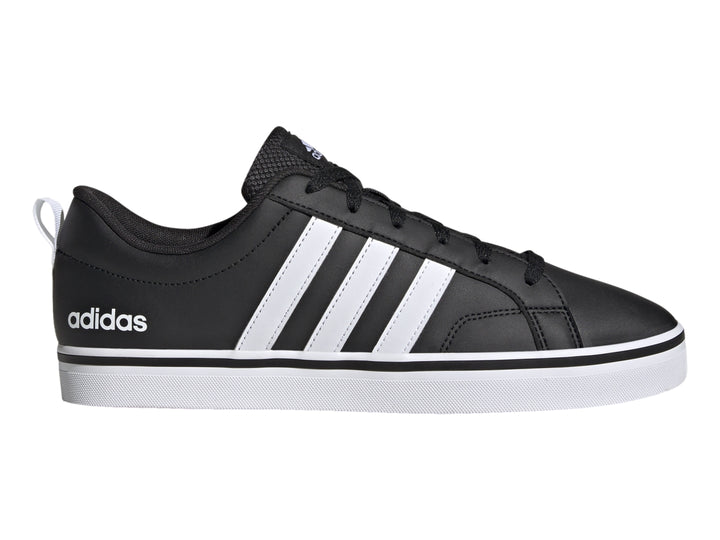 Tenis Adidas VS Pace 2.0 en color negro con tres franjas laterales blancas y suela blanca.