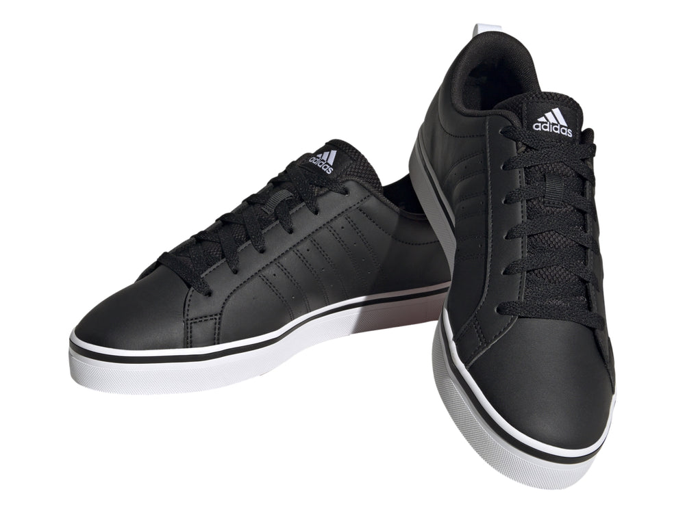 Tenis Adidas VS Pace 2.0 en color negro con tres franjas laterales blancas y suela blanca.