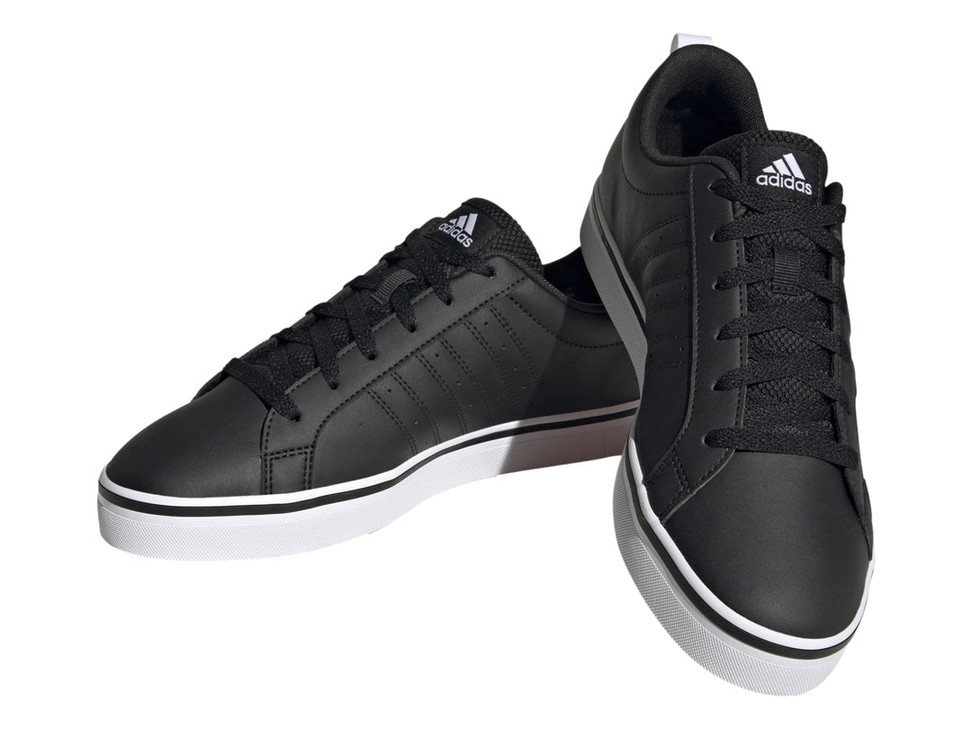 Tenis Adidas VS Pace 2.0 en color negro con tres franjas laterales blancas y suela blanca.
