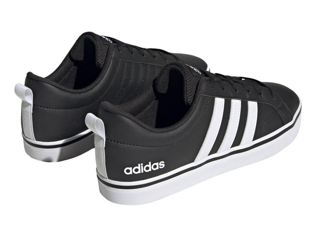 Tenis Adidas VS Pace 2.0 en color negro con tres franjas laterales blancas y suela blanca.