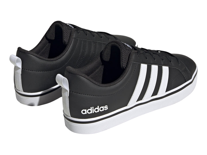 Tenis Adidas VS Pace 2.0 en color negro con tres franjas laterales blancas y suela blanca.
