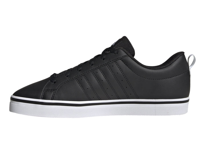 Tenis Adidas VS Pace 2.0 en color negro con tres franjas laterales blancas y suela blanca.