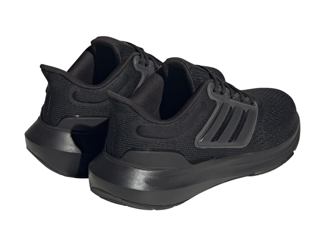 Tenis deportivos Adidas Ultrabounce en color negro total con tejido de malla y suela gruesa.