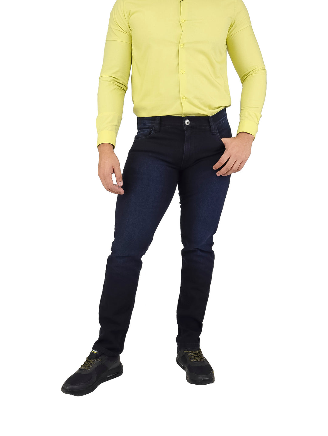 Hombre vistiendo pantalones jeans ajustados en color azul marino y camisa amarilla.
