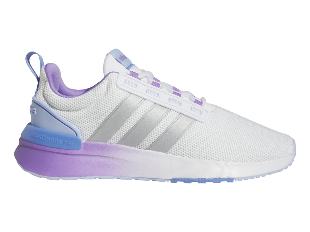 Tenis deportivos Adidas blancos con franjas plateadas y suela en degradado morado y azul.