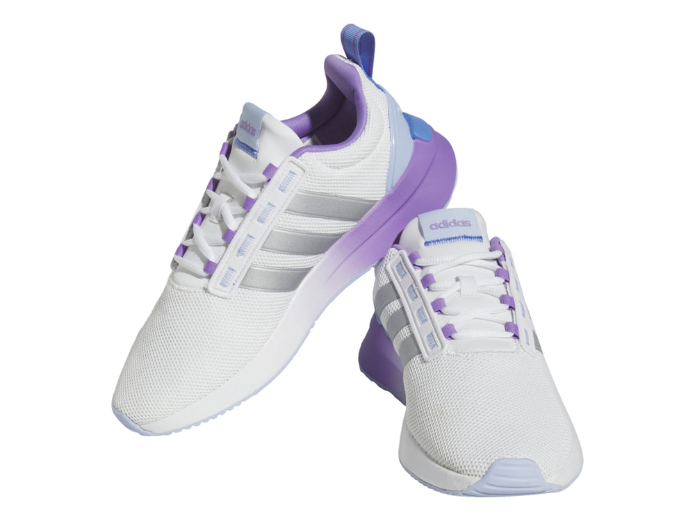 Tenis deportivos Adidas blancos con franjas plateadas y suela en degradado morado y azul.