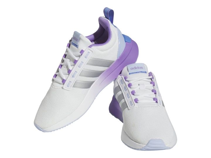 Tenis deportivos Adidas blancos con franjas plateadas y suela en degradado morado y azul.