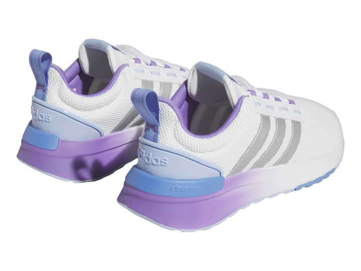 Tenis deportivos Adidas blancos con franjas plateadas y suela en degradado morado y azul.