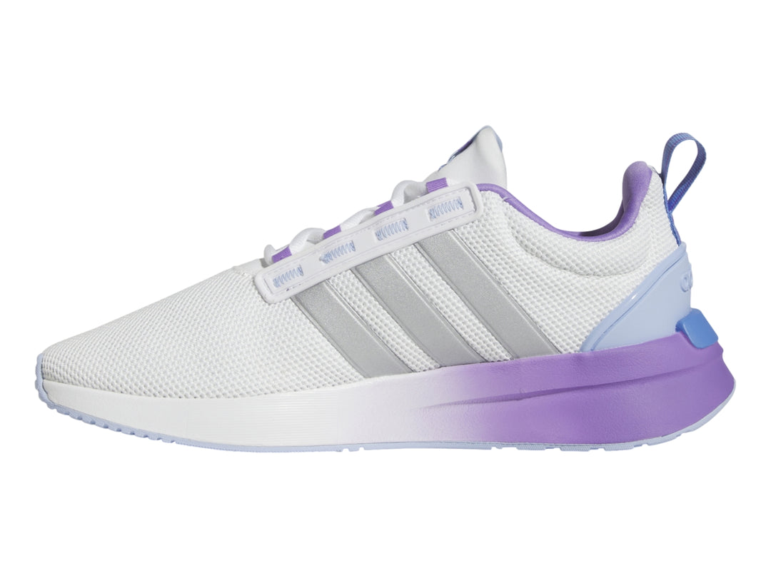 Tenis deportivos Adidas blancos con franjas plateadas y suela en degradado morado y azul.