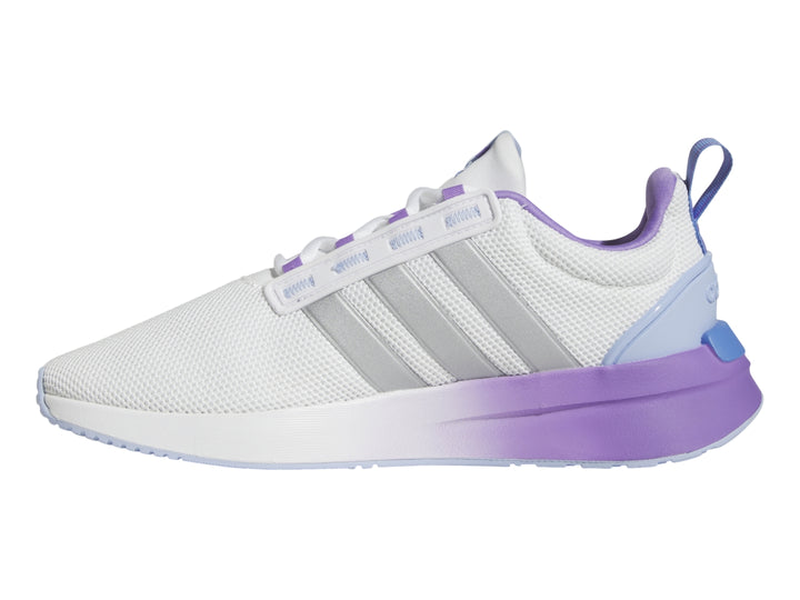 Tenis deportivos Adidas blancos con franjas plateadas y suela en degradado morado y azul.