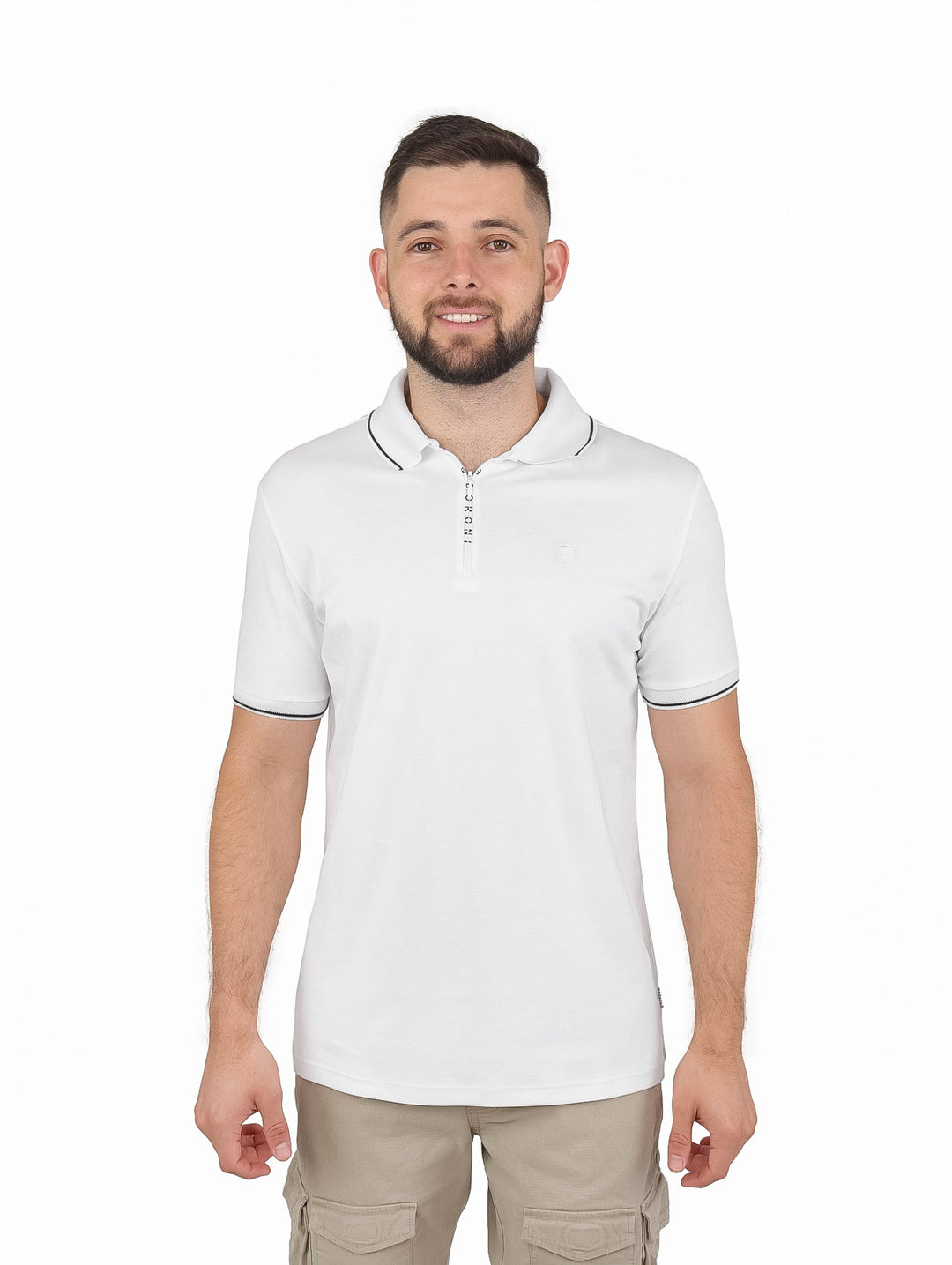 Hombre vistiendo playera polo blanca con cierre y detalles en negro en cuello y mangas.