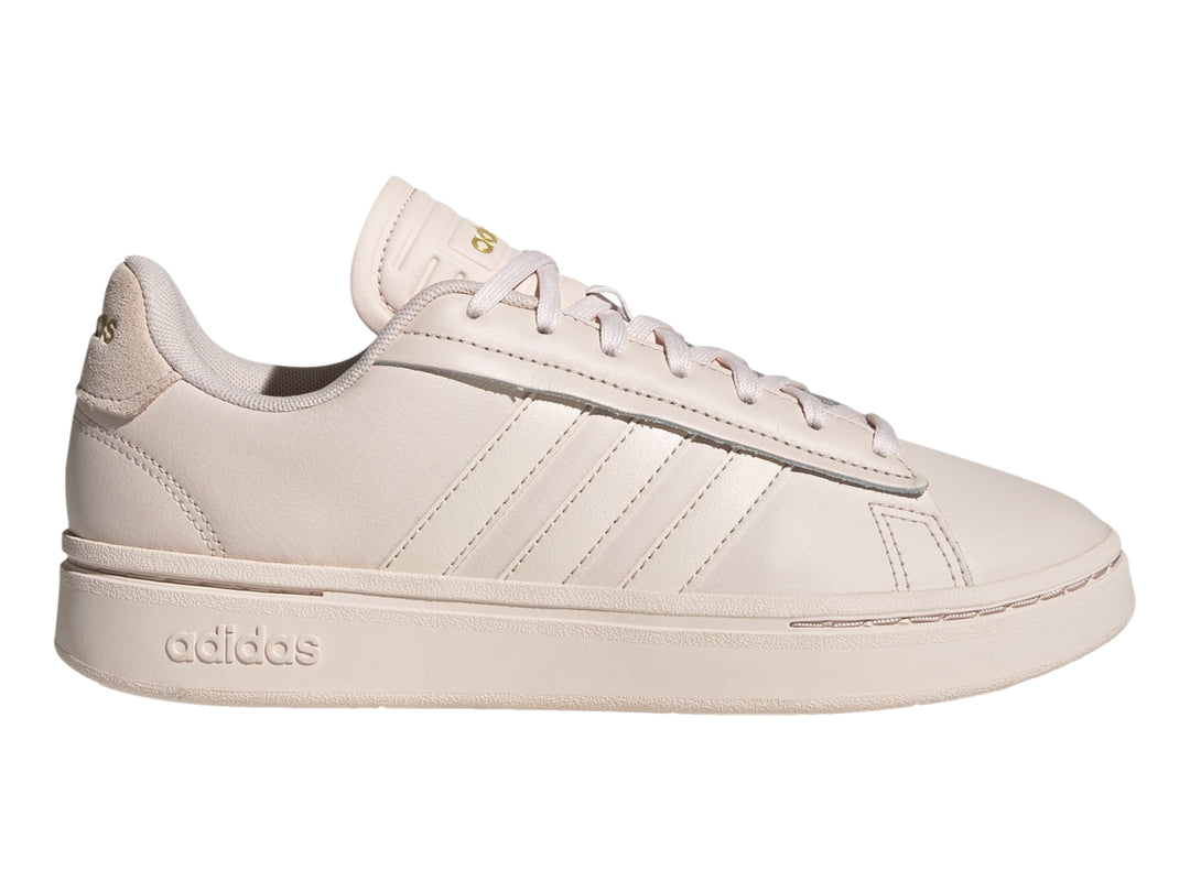 Tenis Adidas Grand Court Alpha en color rosa pálido Wonder Quartz con suela a juego.