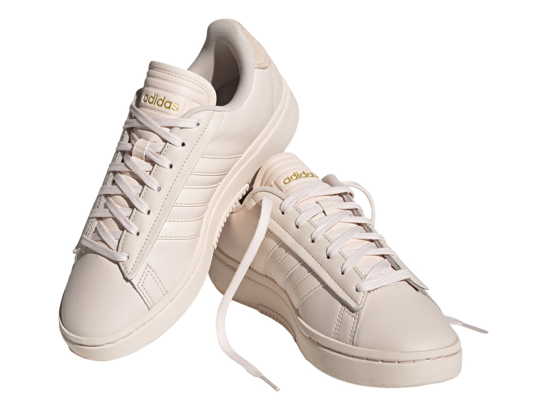 Tenis Adidas Grand Court Alpha en color rosa pálido Wonder Quartz con suela a juego.