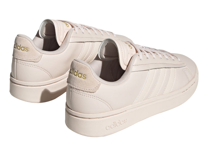 Tenis Adidas Grand Court Alpha en color rosa pálido Wonder Quartz con suela a juego.