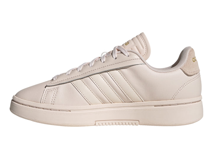 Tenis Adidas Grand Court Alpha en color rosa pálido Wonder Quartz con suela a juego.