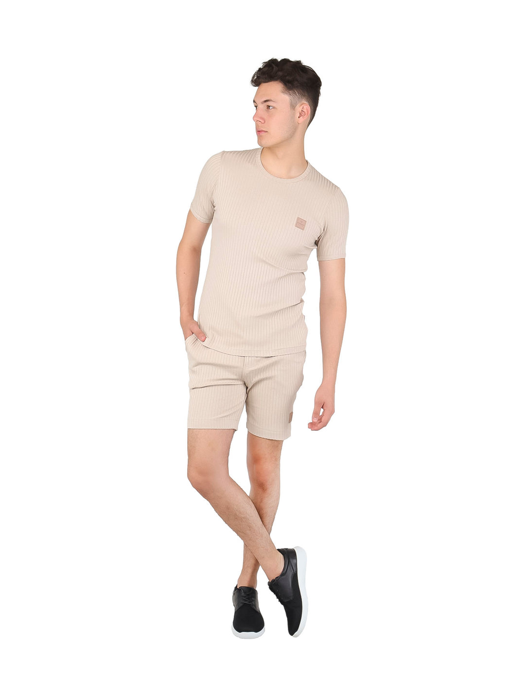 Conjunto de dos piezas color kaki compuesto por playera de manga corta y short para Hombre.
