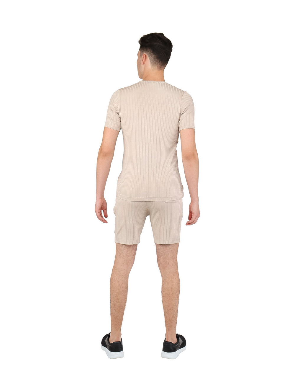 Conjunto de dos piezas color kaki compuesto por playera de manga corta y short para Hombre.