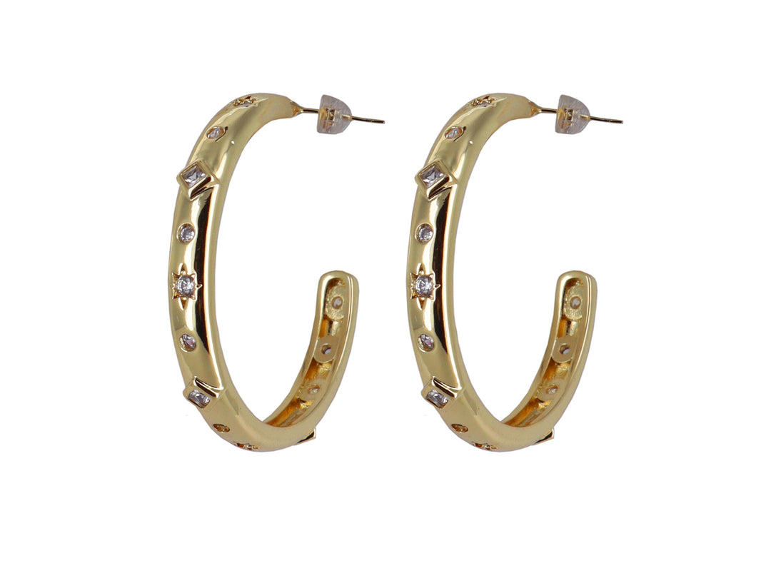 Par de aretes tipo arracada en color dorado con incrustaciones de piedras brillantes blancas.