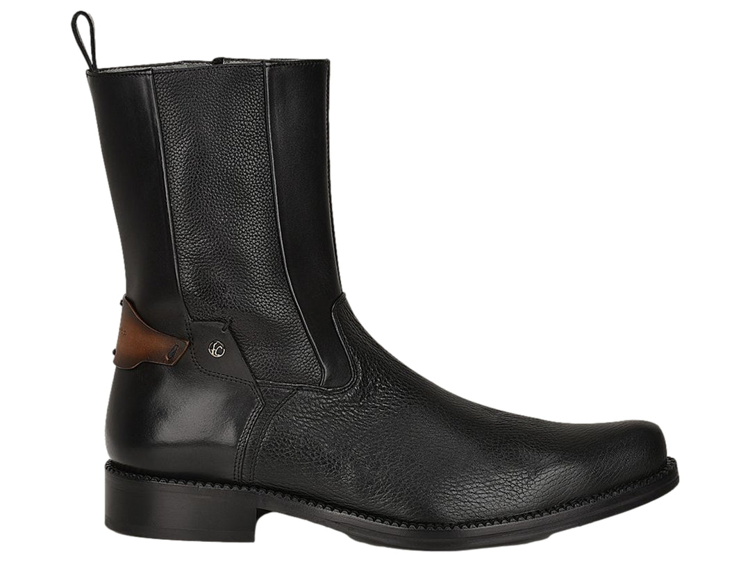 Bota de cuero negro con textura granulada y un detalle marrón en el lateral.