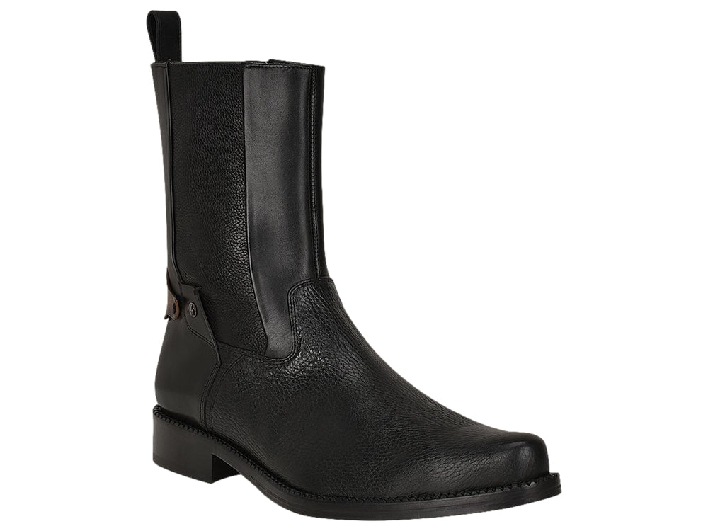 Bota de cuero negro con textura granulada y un detalle marrón en el lateral.