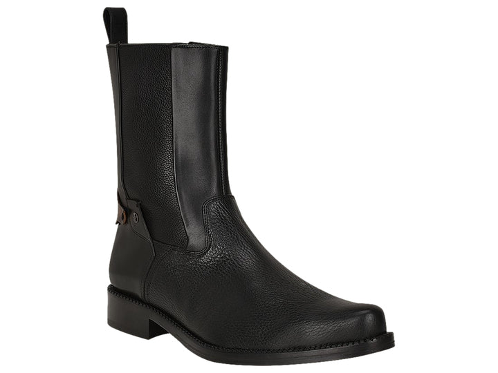 Bota de cuero negro con textura granulada y un detalle marrón en el lateral.