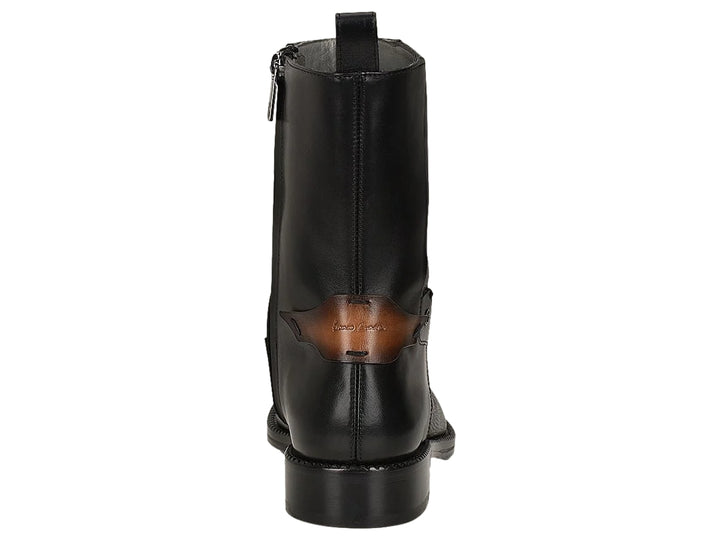 Bota de cuero negro con textura granulada y un detalle marrón en el lateral.