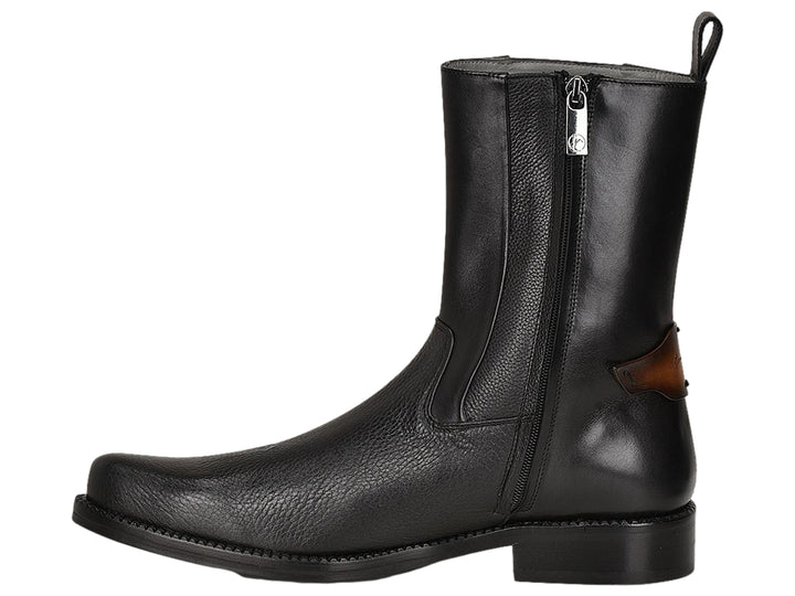 Bota de cuero negro con textura granulada y un detalle marrón en el lateral.