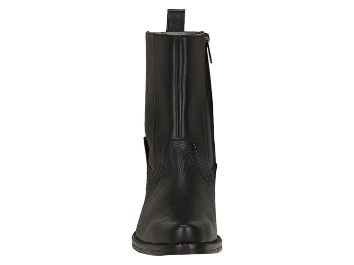 Bota de cuero negro con textura granulada y un detalle marrón en el lateral.