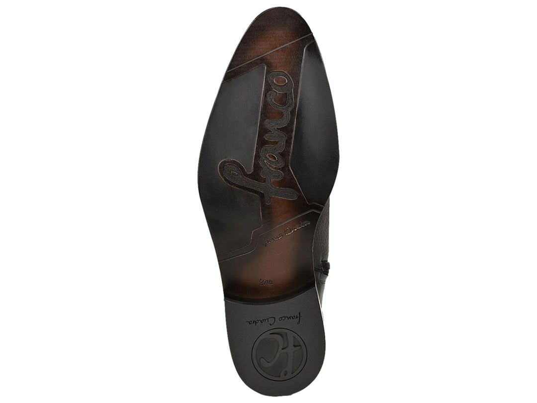 Bota de cuero negro con textura granulada y un detalle marrón en el lateral.