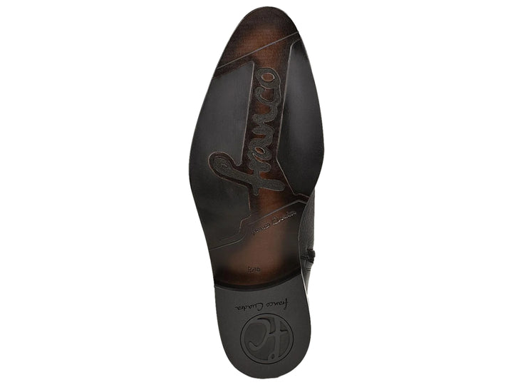Bota de cuero negro con textura granulada y un detalle marrón en el lateral.