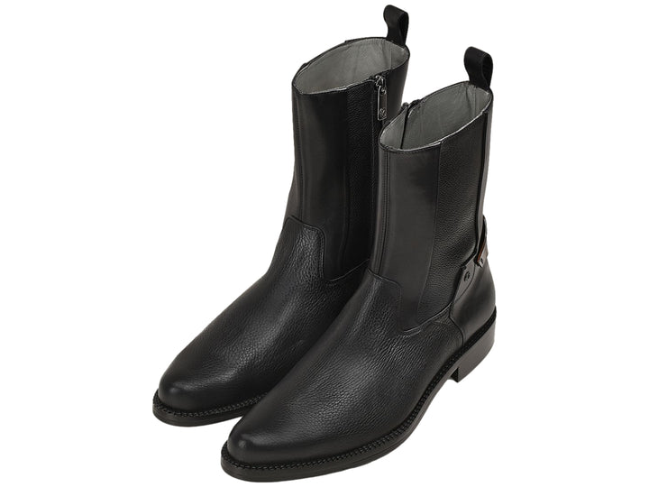 Bota de cuero negro con textura granulada y un detalle marrón en el lateral.