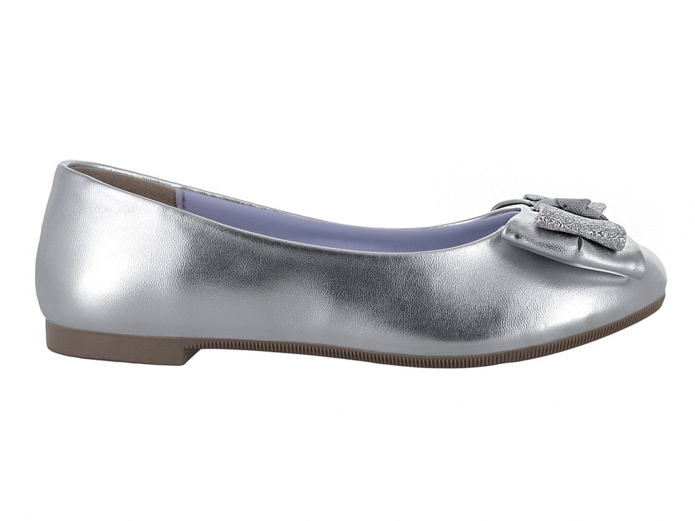 Zapato plano color plata con un moño decorativo brillante en la parte frontal.