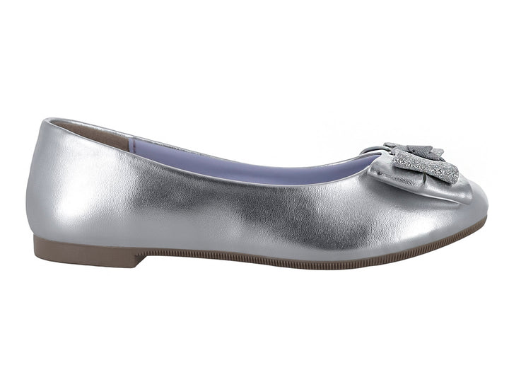 Zapato plano color plata con un moño decorativo brillante en la parte frontal.