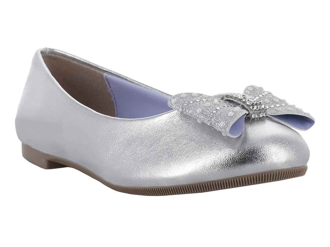 Zapato plano plateado metálico para Niña con un moño decorativo con brillos en la parte frontal.
