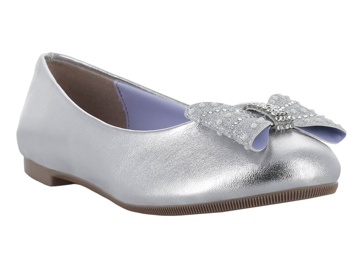 Zapato plano plateado metálico para Niña con un moño decorativo con brillos en la parte frontal.