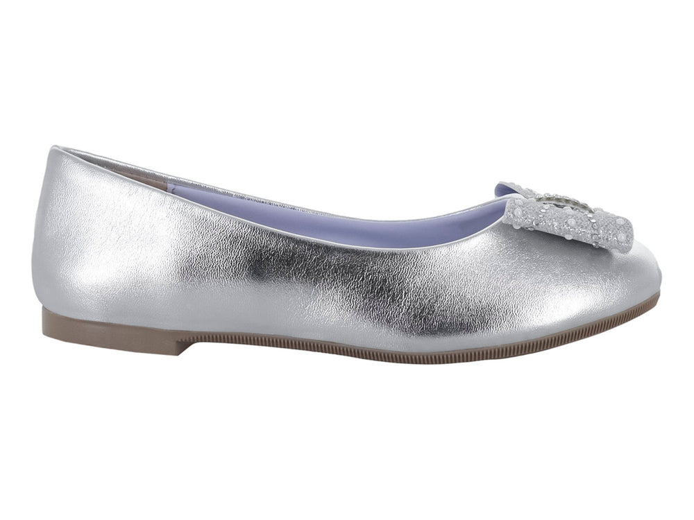 Zapato plano plateado metálico para Niña con un moño decorativo con brillos en la parte frontal.
