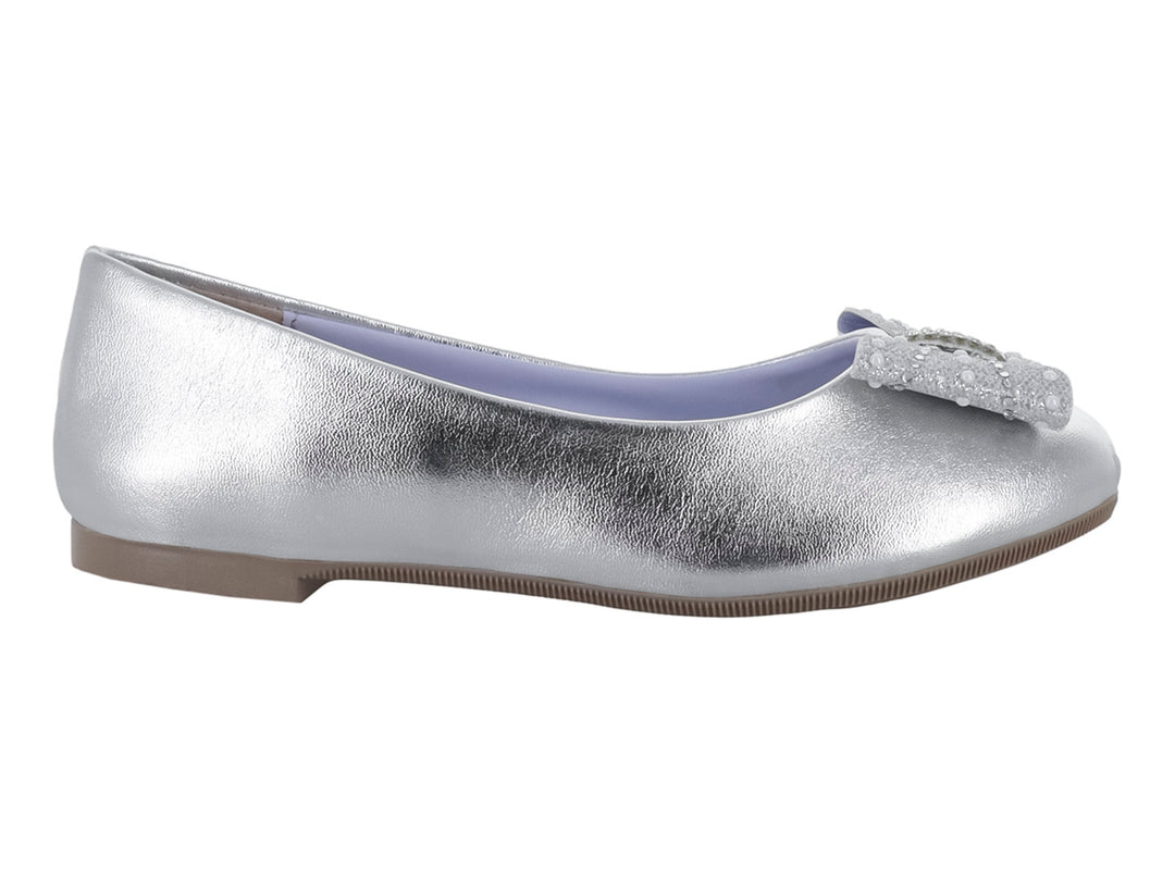 Zapato plano plateado metálico para Niña con un moño decorativo con brillos en la parte frontal.