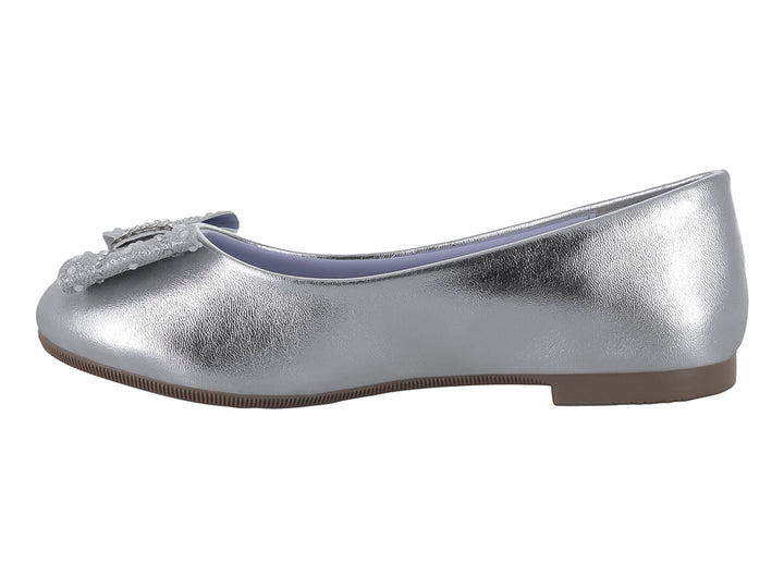 Zapato plano plateado metálico para Niña con un moño decorativo con brillos en la parte frontal.