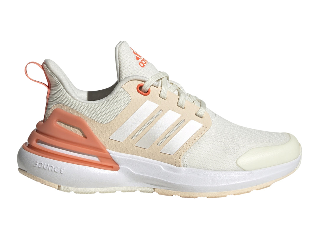 Tenis Adidas Rapidasport color blanco hueso con detalles en naranja y suela blanca.