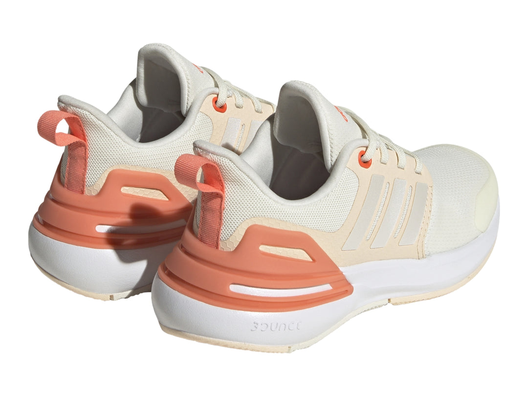 Tenis Adidas Rapidasport color blanco hueso con detalles en naranja y suela blanca.