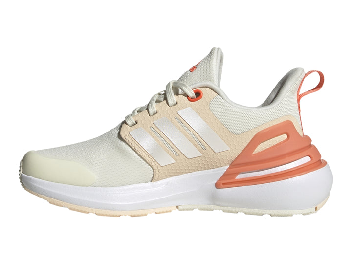 Tenis Adidas Rapidasport color blanco hueso con detalles en naranja y suela blanca.