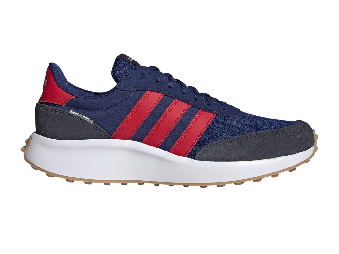 Tenis Adidas Run 70s color azul con tres franjas rojas, punta gris oscuro y suela blanca.