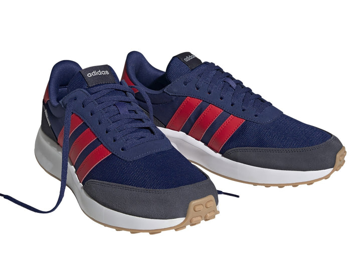 Tenis Adidas Run 70s color azul con tres franjas rojas, punta gris oscuro y suela blanca.