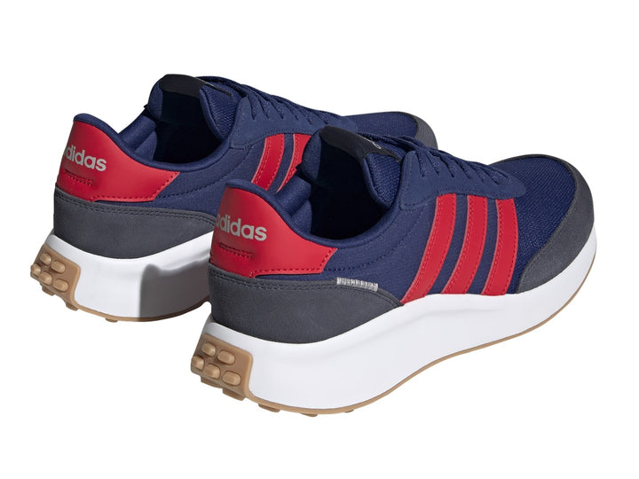 Tenis Adidas Run 70s color azul con tres franjas rojas, punta gris oscuro y suela blanca.