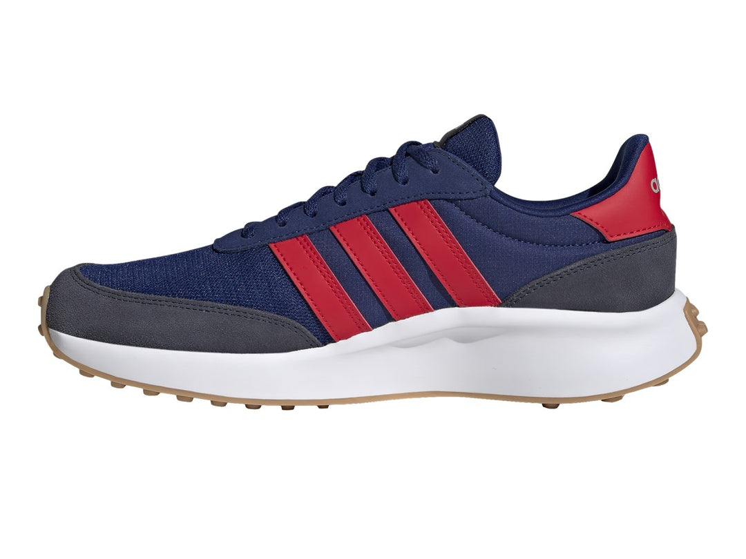 Tenis Adidas Run 70s color azul con tres franjas rojas, punta gris oscuro y suela blanca.