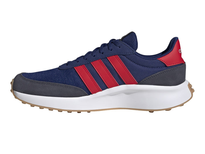 Tenis Adidas Run 70s color azul con tres franjas rojas, punta gris oscuro y suela blanca.