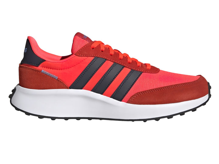 Tenis Adidas Run 70s color rojo con franjas azul oscuro y suela blanca.