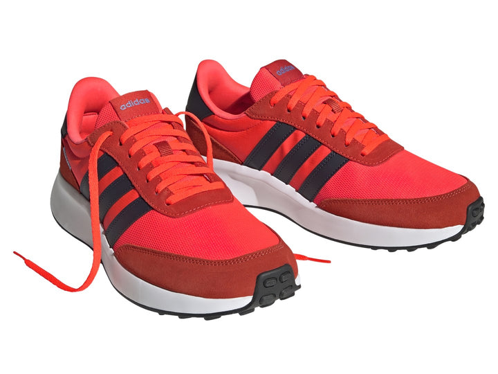Tenis Adidas Run 70s color rojo con franjas azul oscuro y suela blanca.