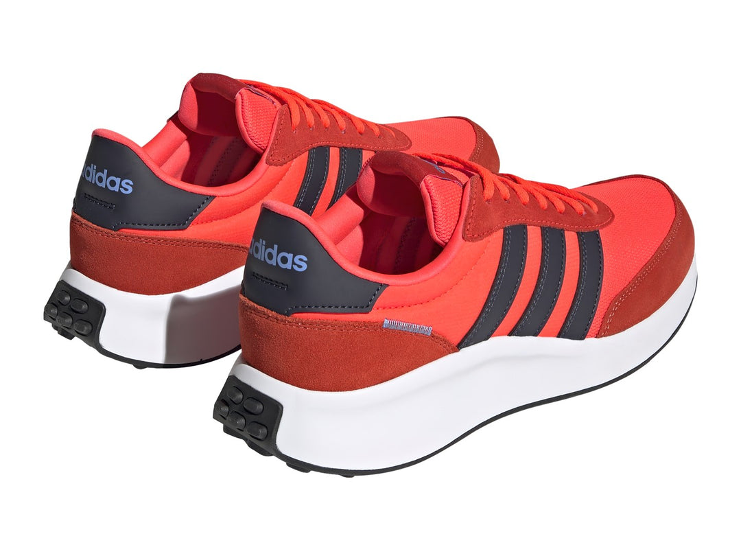 Tenis Adidas Run 70s color rojo con franjas azul oscuro y suela blanca.